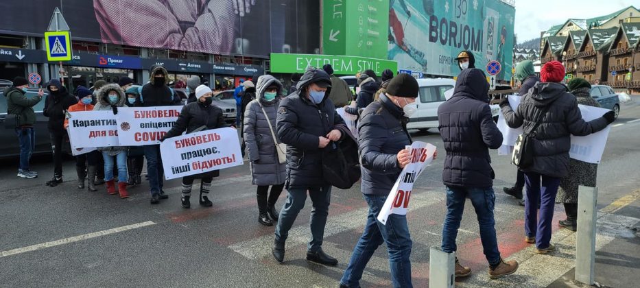 На Буковелі протестувальники вимагають закрити заклади курорту на карантин ФОТО ВІДЕО