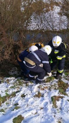 Прикарпатські рятувальники витягнули із річки тіло утопленика ФОТО