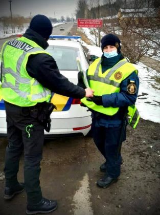 На Франківщині поліцейські вітали жінок-водійок із святом ФОТО