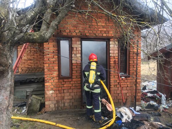На Прикарпатті горіла господарська будівля ФОТО