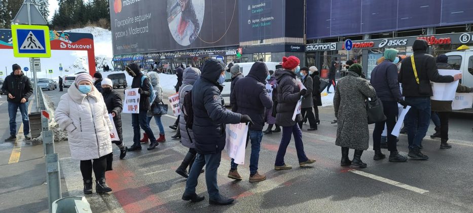 На Буковелі протестувальники вимагають закрити заклади курорту на карантин ФОТО ВІДЕО