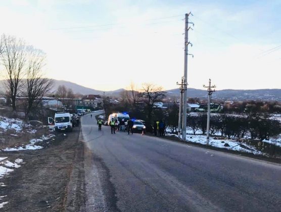 Прикарпатські поліцейські розслідують ДТП, у якій загинули водій та пасажир автомобіля ФОТО