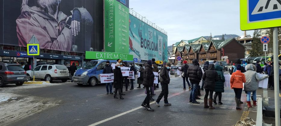 На Буковелі протестувальники вимагають закрити заклади курорту на карантин ФОТО ВІДЕО