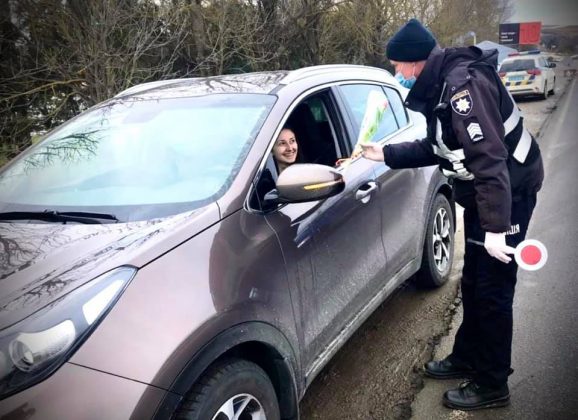 На Франківщині поліцейські вітали жінок-водійок із святом ФОТО