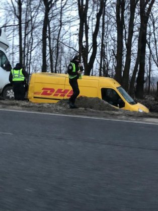 Чергова карколомна ДТП неподалік Франківська: від сильного удару два авто злетіли з дороги у кюветі ФОТО