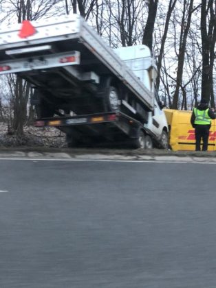 Чергова карколомна ДТП неподалік Франківська: від сильного удару два авто злетіли з дороги у кюветі ФОТО