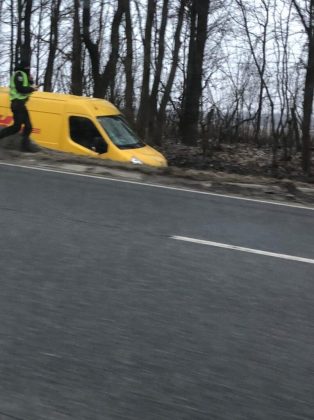 Чергова карколомна ДТП неподалік Франківська: від сильного удару два авто злетіли з дороги у кюветі ФОТО