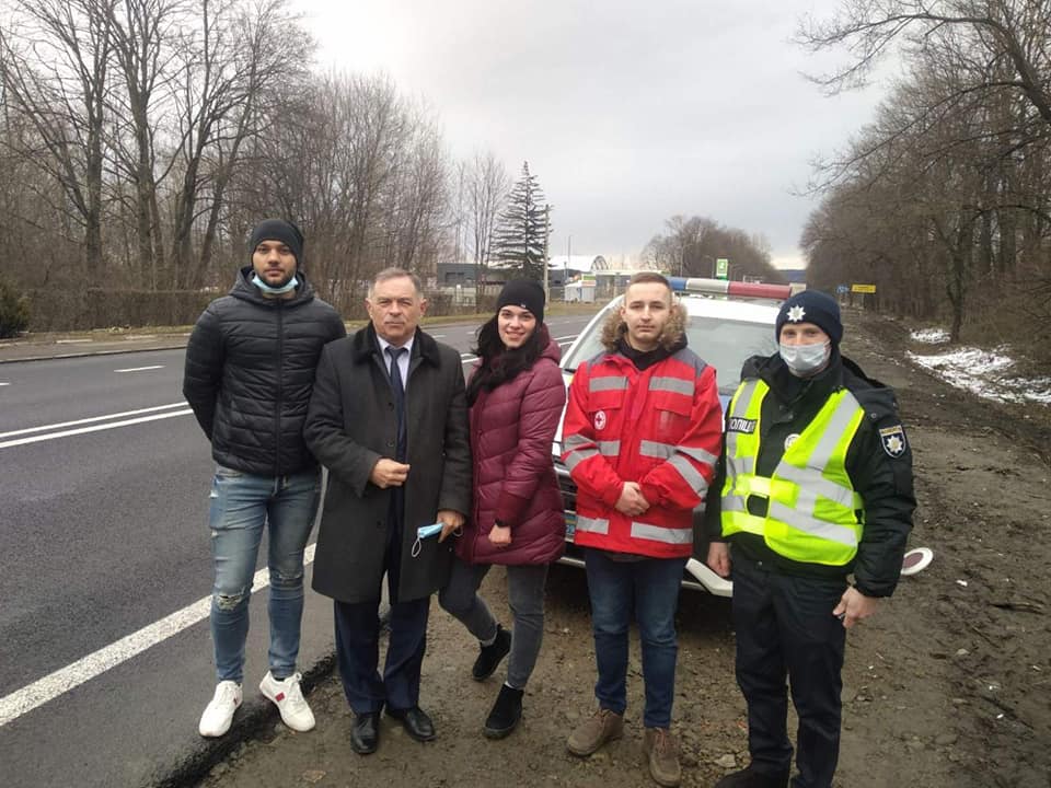 На блокпостах навколо Франківська два тижні чергували студенти-медики