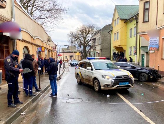 Втікаючи від поліції, протаранив магазин: на Прикарпатті з погонею затримали одесита-серійника, що обкрадав елітні авто ФОТО