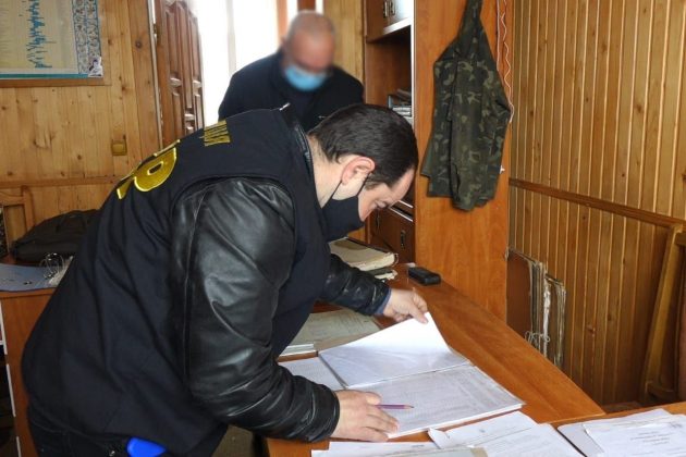 Через незаконну вирубку деревини правоохоронці обшукали лісгоспи на Івано-Франківщині ФОТО