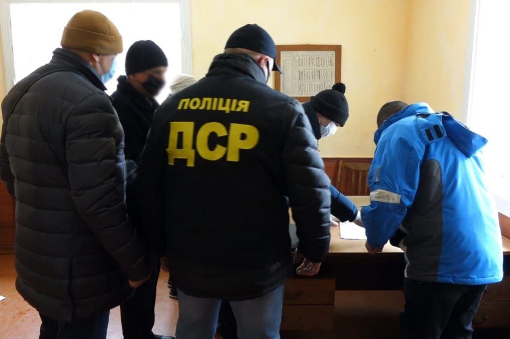 Через незаконну вирубку деревини правоохоронці обшукали лісгоспи на Івано-Франківщині ФОТО