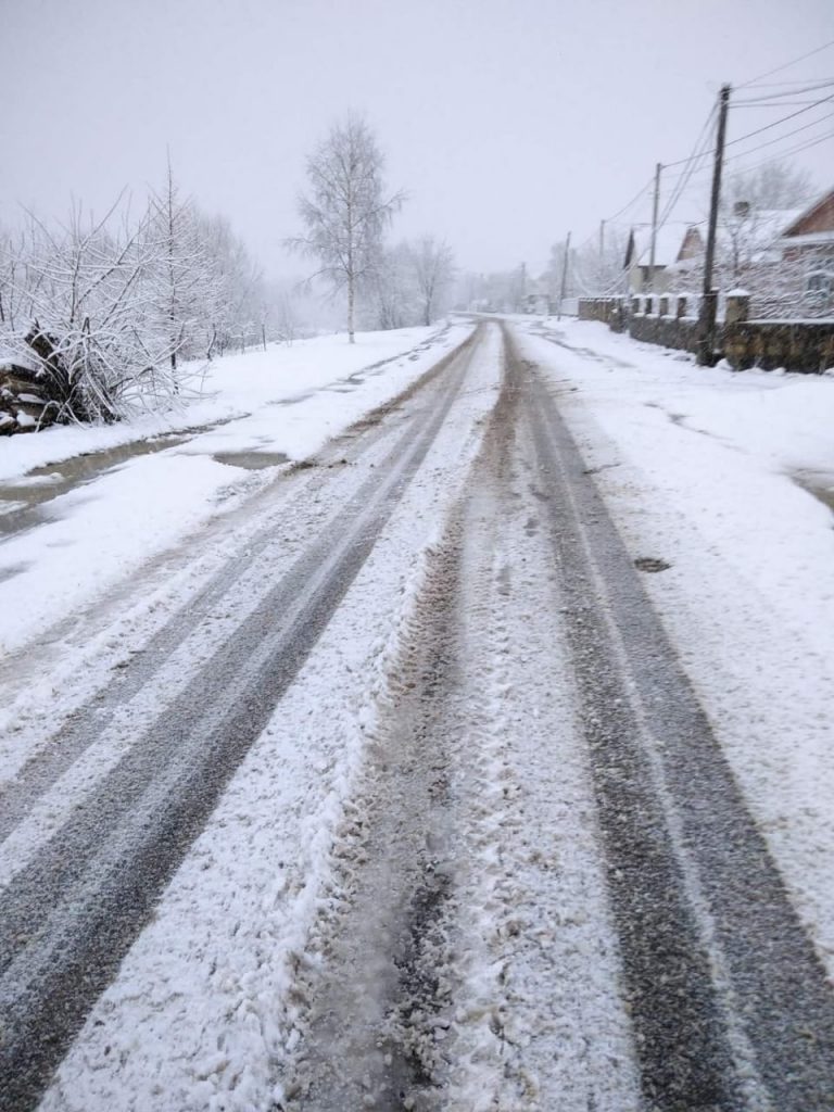 Зима повернулася: прикарпатські дороги вкрило снігом