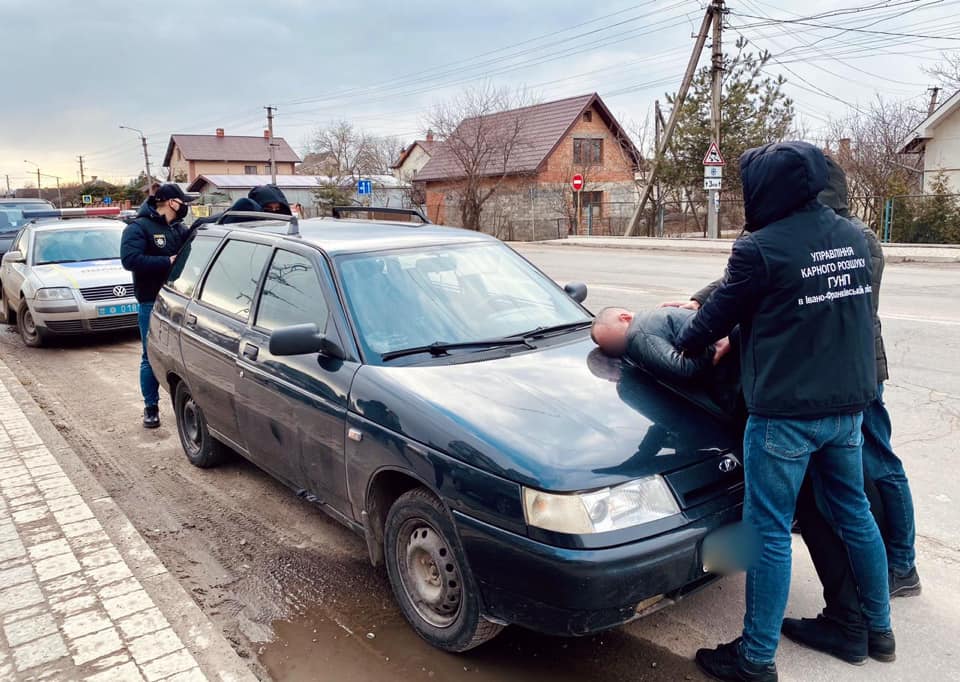 затримали