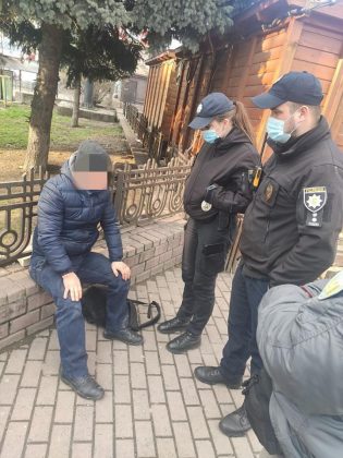 Погрожував "родичем поліцейським": у Франківську муніципали затримали чоловіка, який справляв потребу у громадському місці