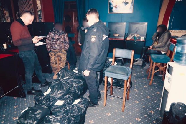 На Франківщині поліцейські закрили підпільні гральні заклади ФОТО