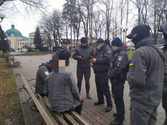 У Франківську муніципали затримали п'яного чоловіка, який чіплявся до перехожих ФОТО