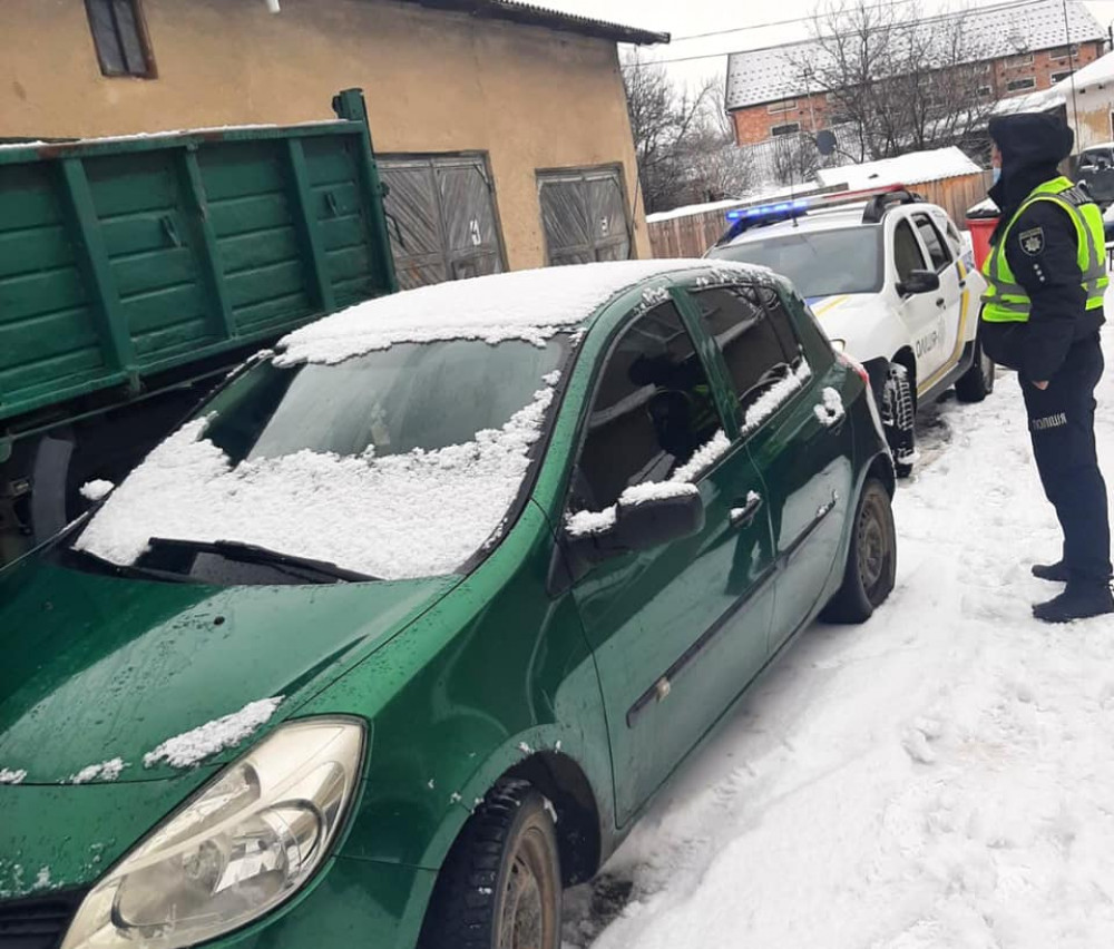 Прикарпатські патрульні зупинили водія з «липовими» документами