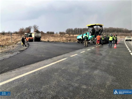 На Прикарпатті обабіч доріг встановили нові дорожні знаки ФОТО