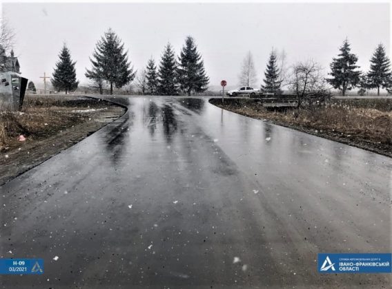 На Прикарпатті обабіч доріг встановили нові дорожні знаки ФОТО