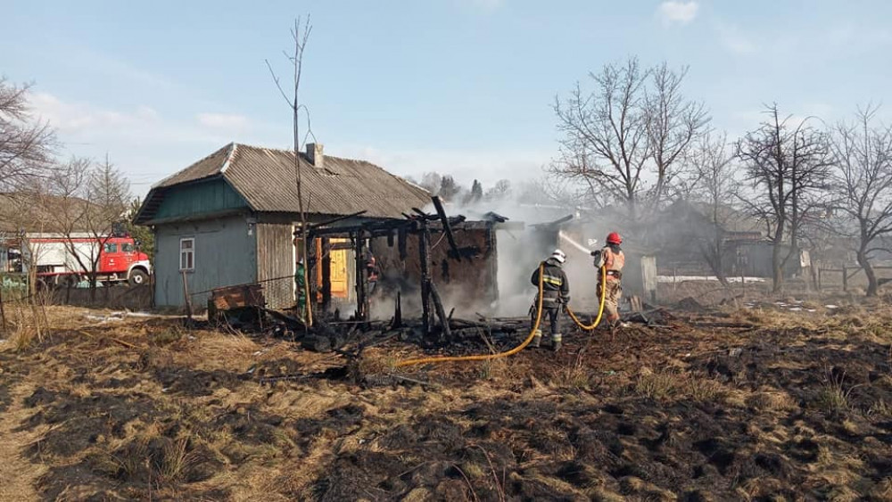 На Прикарпатті через спалювання сухої трави згорів господарський будинок ФОТО