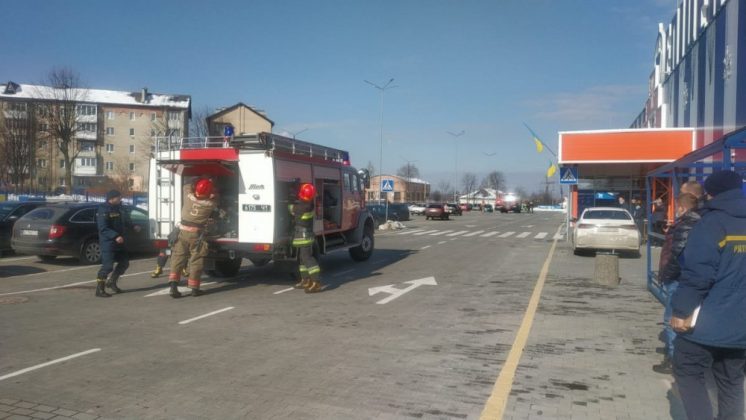 Прикарпатські рятувальники «гасили пожежу» в Епіцентрі ФОТО