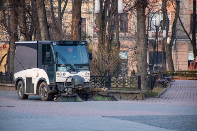 Мер Франківська перевірив, як ремонтують вулицю Любомира Гузара ФОТО