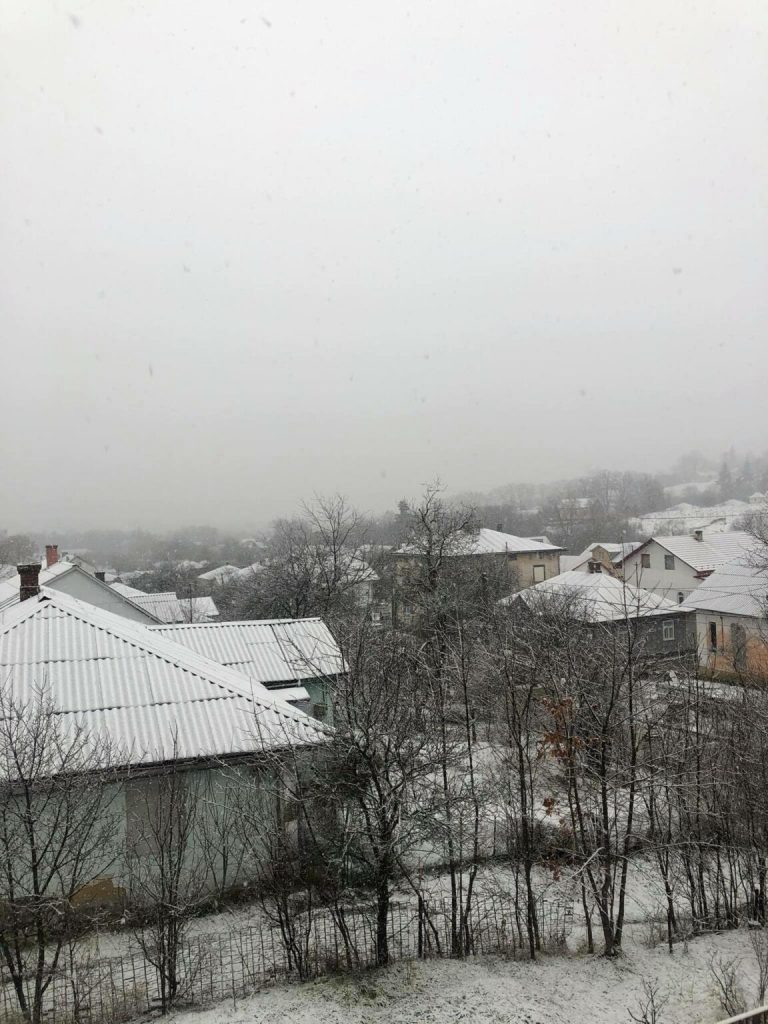 Посеред весни Івано-Франківщину замітає снігом ФОТО та ВІДЕО