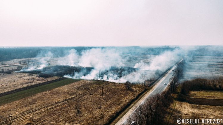 Прикарпаття у вогні: як виглядає «робота паліїв» сухостою з висоти ФОТО