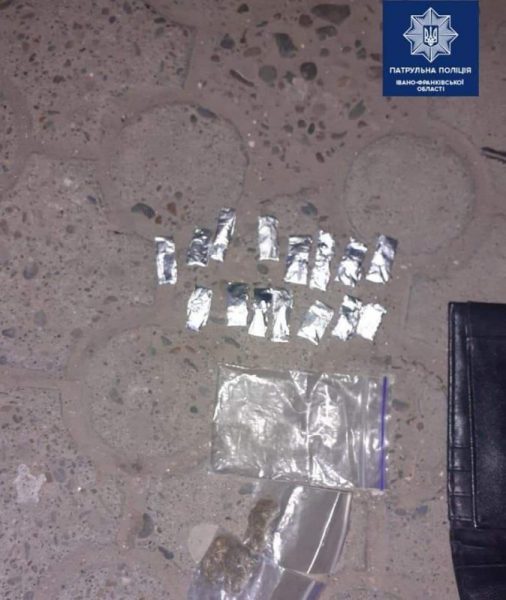 На Прикарпатті у нетверезого водія виявили 17 згортків з наркотиками
