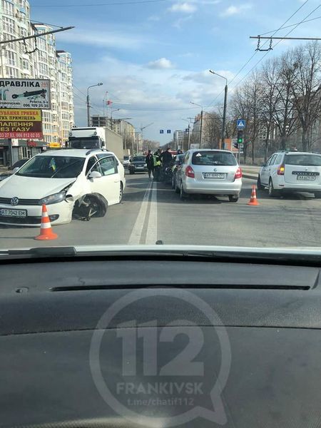 У Франківську зіткнулися декілька автомобілів: є потерпілі ФОТО