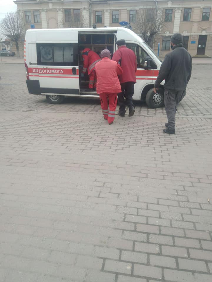 Неподалік вокзалу муніципали допомогли п’яному франківцю, який впав та поранився ФОТО