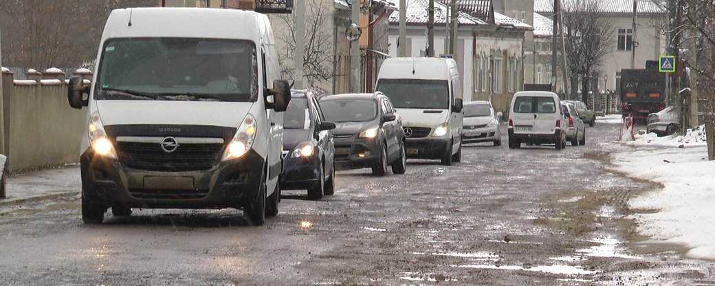 "Давно не бачив ремонту такого капітального": центральна дорога Болехова розбита, об’їзна незбудована ФОТО ВІДЕО