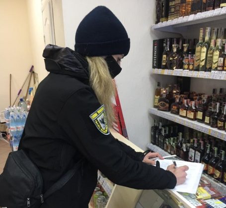 У Франківську неповнолітнім продовжують продавати алкоголь ФОТО