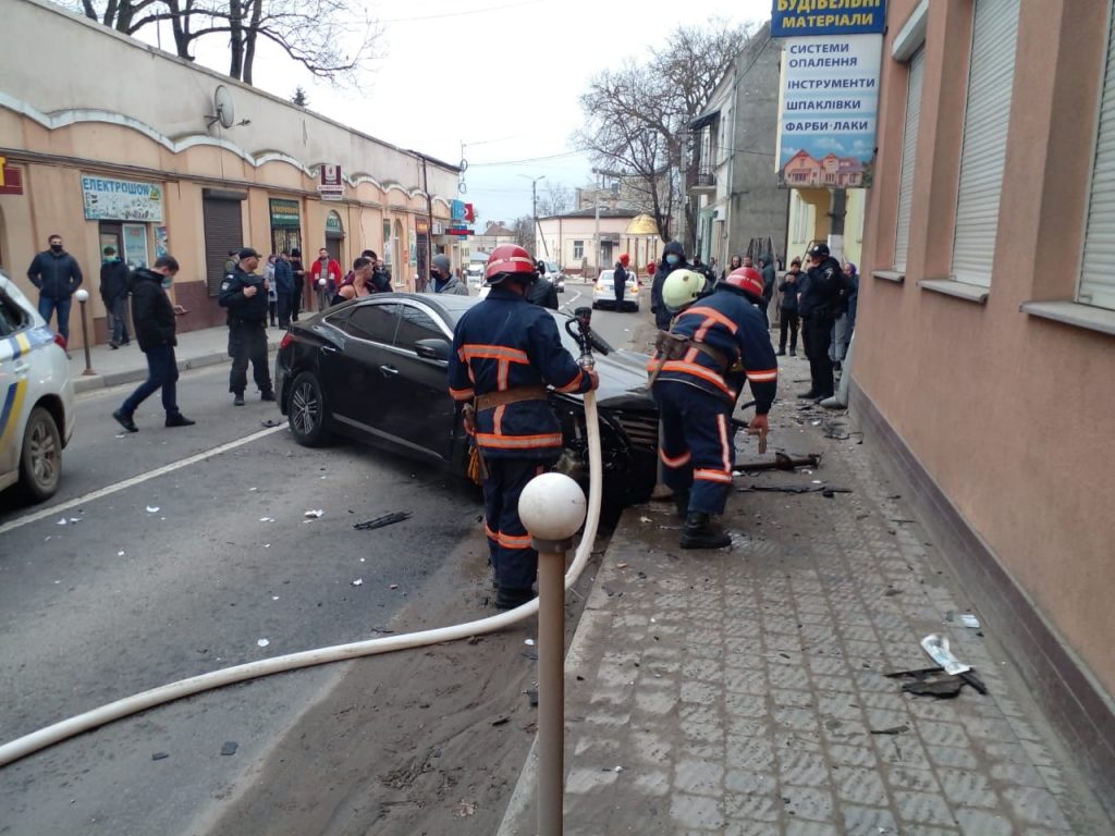 В Рогатині іномарка протаранила магазин ФОТО