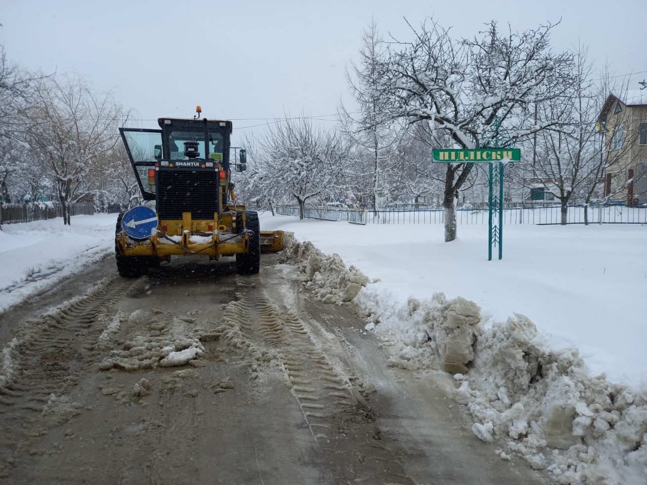 Прикарпатські села засипає снігом - дорожники працюють у цілодобовому режимі