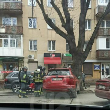 В самому центрі Івано-Франківська молодому водієві стало зле за кермом і він на жвавому перехресті врізався у дерево ФОТО
