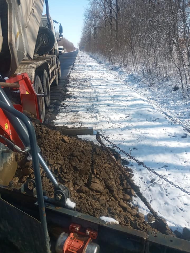 Поблизу Коломиї триває облаштування дороги Татарів-Кам'янець-Подільський ФОТО