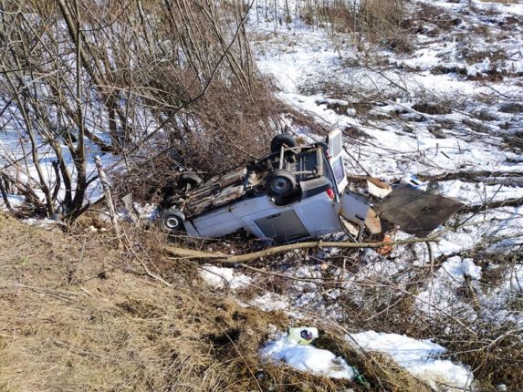 На Прикарпатті автомобіль злетів у річку: водій у лікарні ФОТО