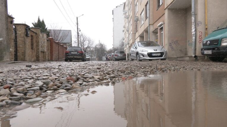 Франківці скаржаться на жахливий стан доріг у дворах міста