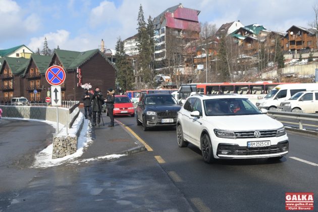 Підприємці перекрили дорогу на "Буковель" з вимогою його закриття ФОТО