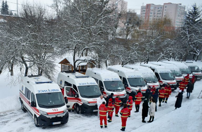 Через брак місць у "ковідних" лікарнях прикарпатка померла просто у швидкій