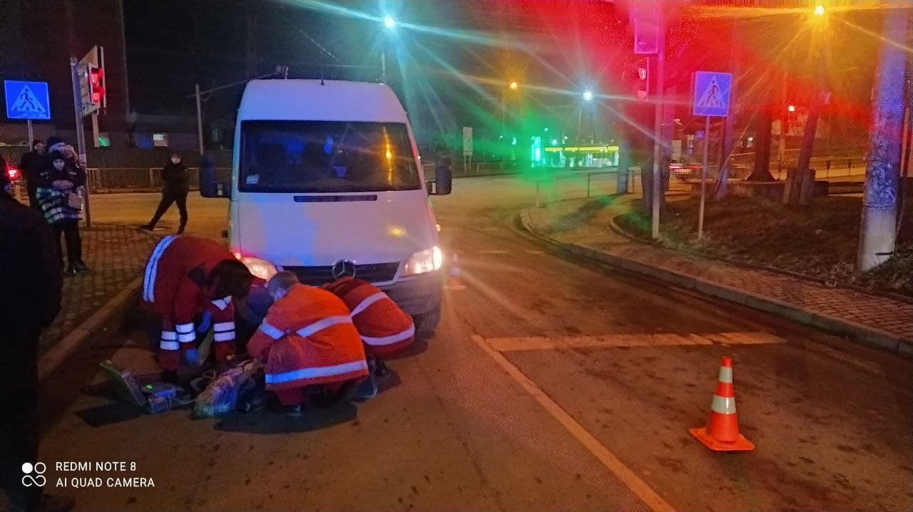 Жінка, яку вчора збив мікроавтобус на "Майзлях", померла