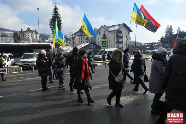 Підприємці перекрили дорогу на "Буковель" з вимогою його закриття ФОТО