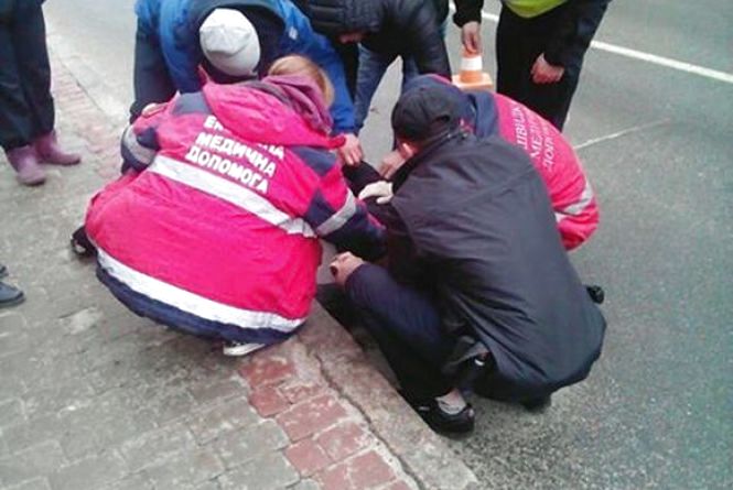 У Франківську патрульні врятували життя чоловіку, який непритомним лежав посеред вулиці