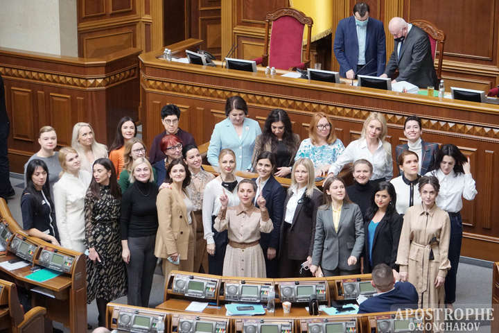 У Верховній Раді нардепки влаштували яскраву фотосесію до 8 березня