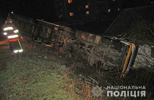 Цієї ночі, у горах біля Буковелю, перекинулася вантажівка