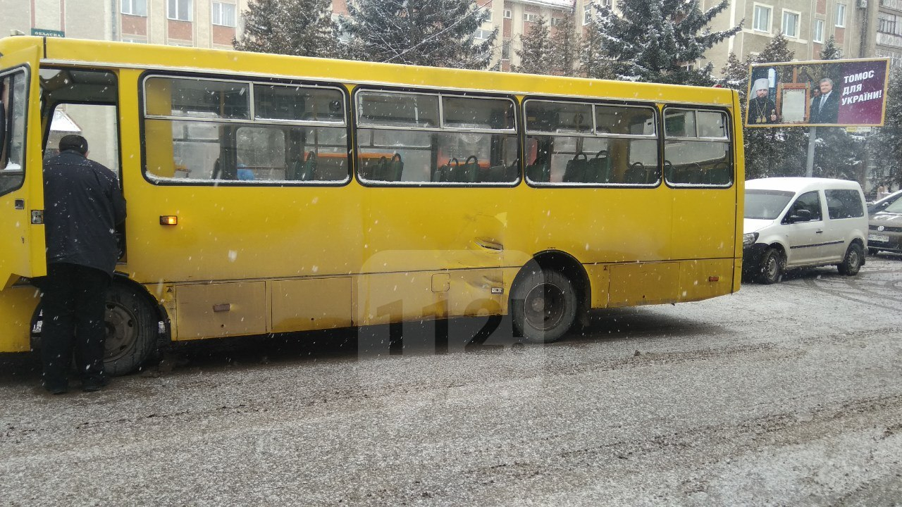 В Коломиї "Богдан" "наздогнав" "вісімку" - двоє пасажирок автобуса отримали травми