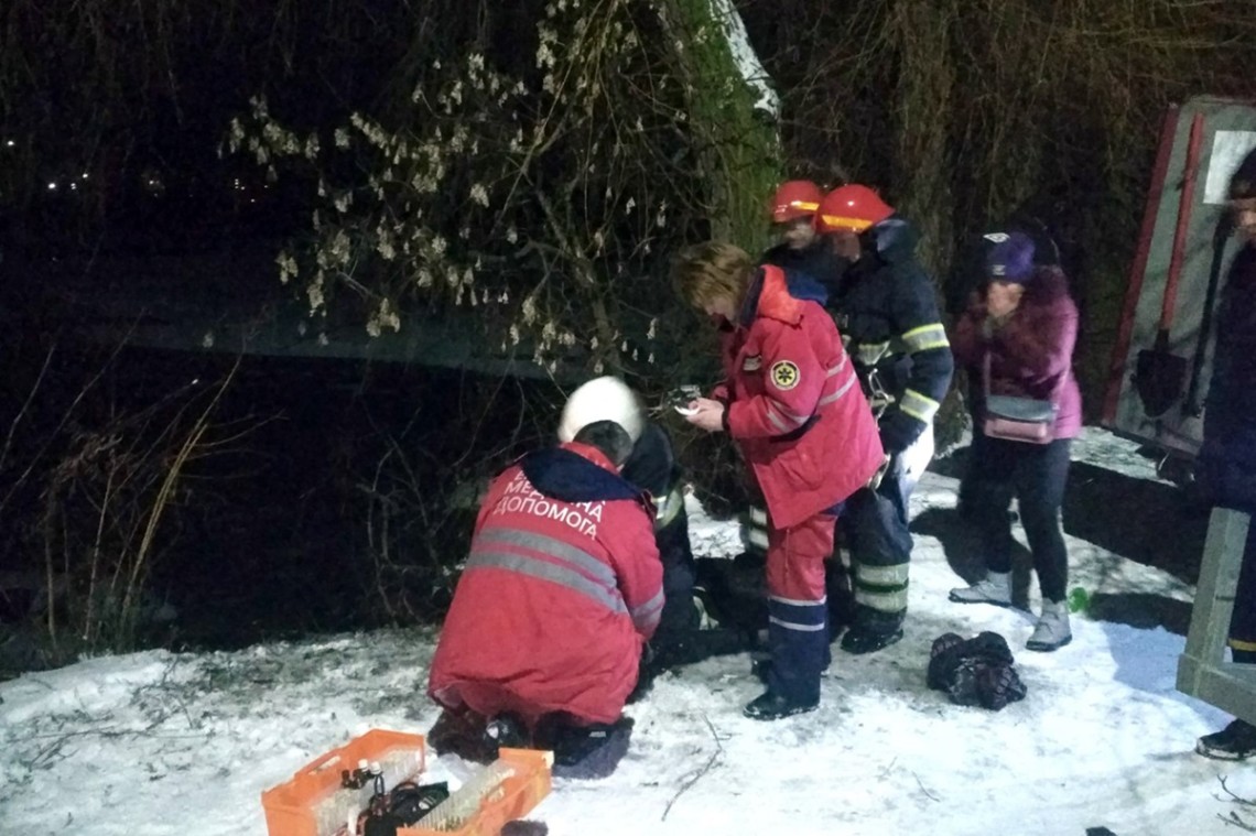 В Коломиї на озері, рятуючи собаку, дві дівчини провалилися під лід