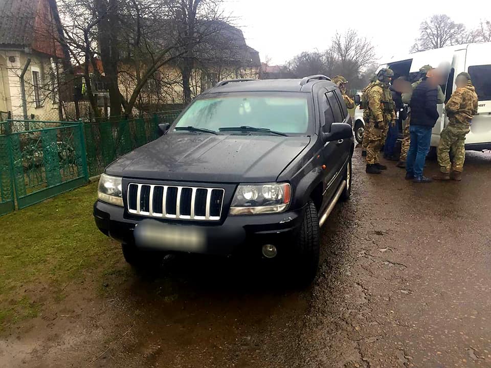 На центральній вулиці Яремче позашляховик збив пішохода