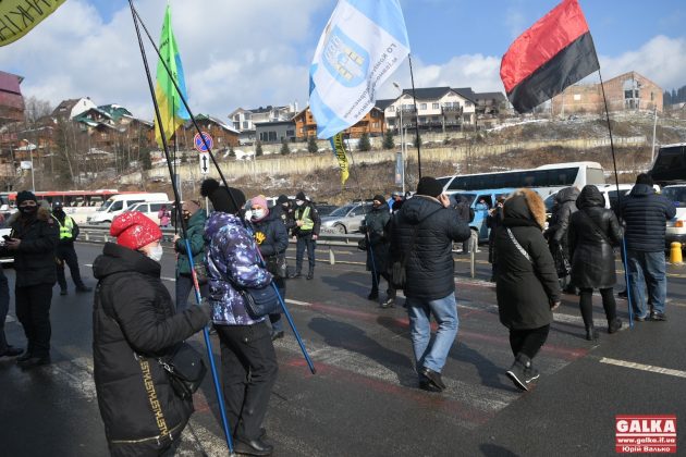 Підприємці перекрили дорогу на "Буковель" з вимогою його закриття ФОТО